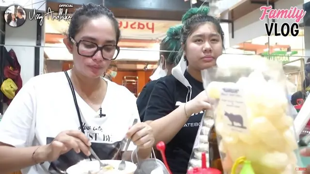 Ussy Sulistiawaty Makan di Pinggir Jalan