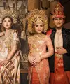 Masayu Clara menikah dengan Qausar Harta pada Jumat (20/5/2022) di Masjid Istiqlal. Sebelumnya, bintang FTV ini menjalani sesi pemotretan prewedding dengan ragam tema. Salah satu yang mencuri perhatian adalah pemotretan tema busana adat tradisional, berikut potretnya. (Instagram/masayuclara).