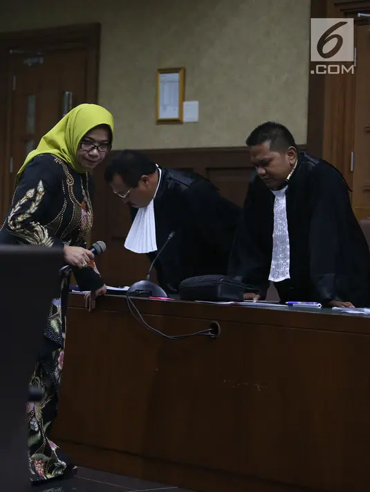 Terdakwa kasus suap PLTU Riau-1, Eni Maulani Saragih saat mengikuti sidang dakwaan di Pengadilan Tipikor, Jakarta, Kamis (29/11). Eni juga didakwa menerima gratifikasi sebesar Rp 5,6 miliar dan 40 ribu dolar Singapura. (Liputan6.com/Herman Zakharia)