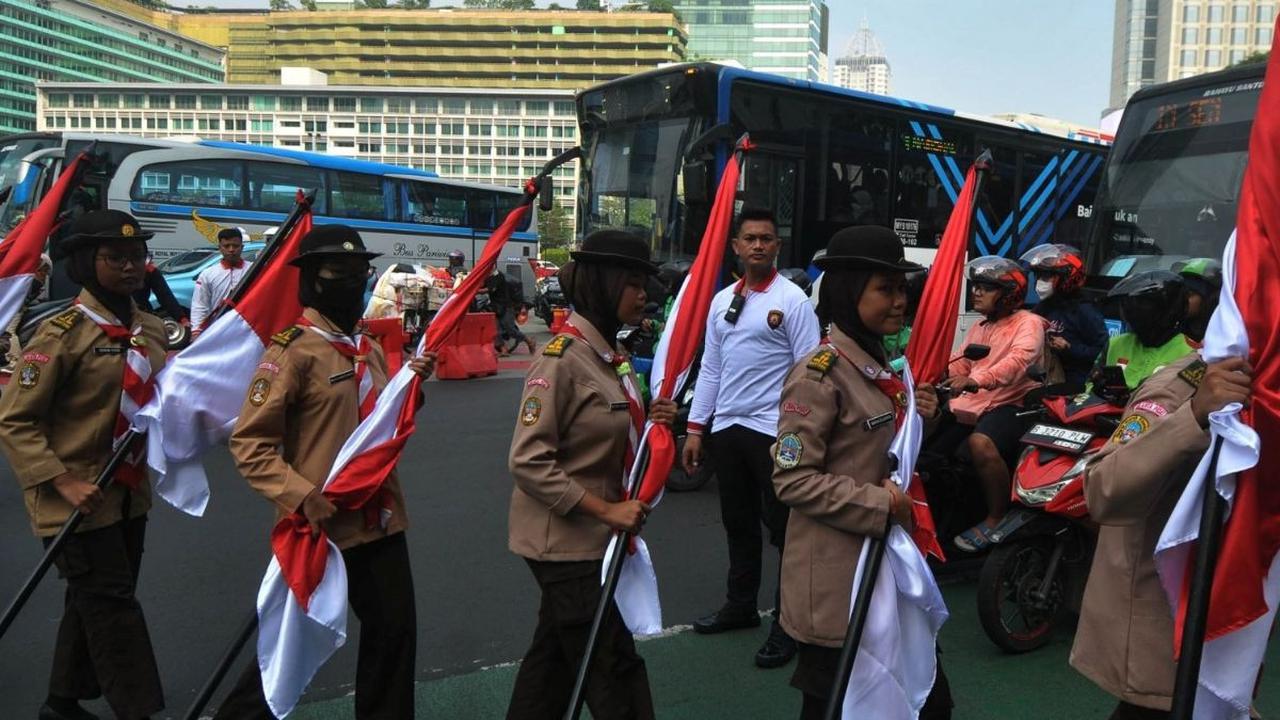Upacara pengibaran bendera ini bukan hanya sekadar mengenang kemerdekaan yang diproklamasikan di kota Jakarta pada tahun 1945, tetapi juga bertujuan untuk menumbuhkan semangat kebangsaan dan meningkatkan kesadaran akan pengorbanan serta jasa para pahlawan