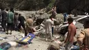 Tim penyelamatan dan relawan berada di tengah puing dan korban yang tewas usai kecelakaan bus di lokasi dekat Sungai Tons di Chopal, di wilayah Himalaya, India utara (19/4). (AFP Photo / STR)