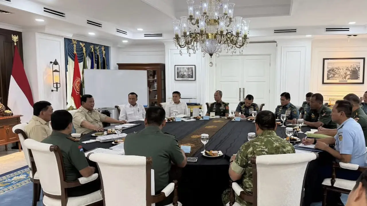 Presiden Prabowo Subianto mengumpulkan pejabat utama Tentara Nasional Indonesia (TNI) di Istana Merdeka.