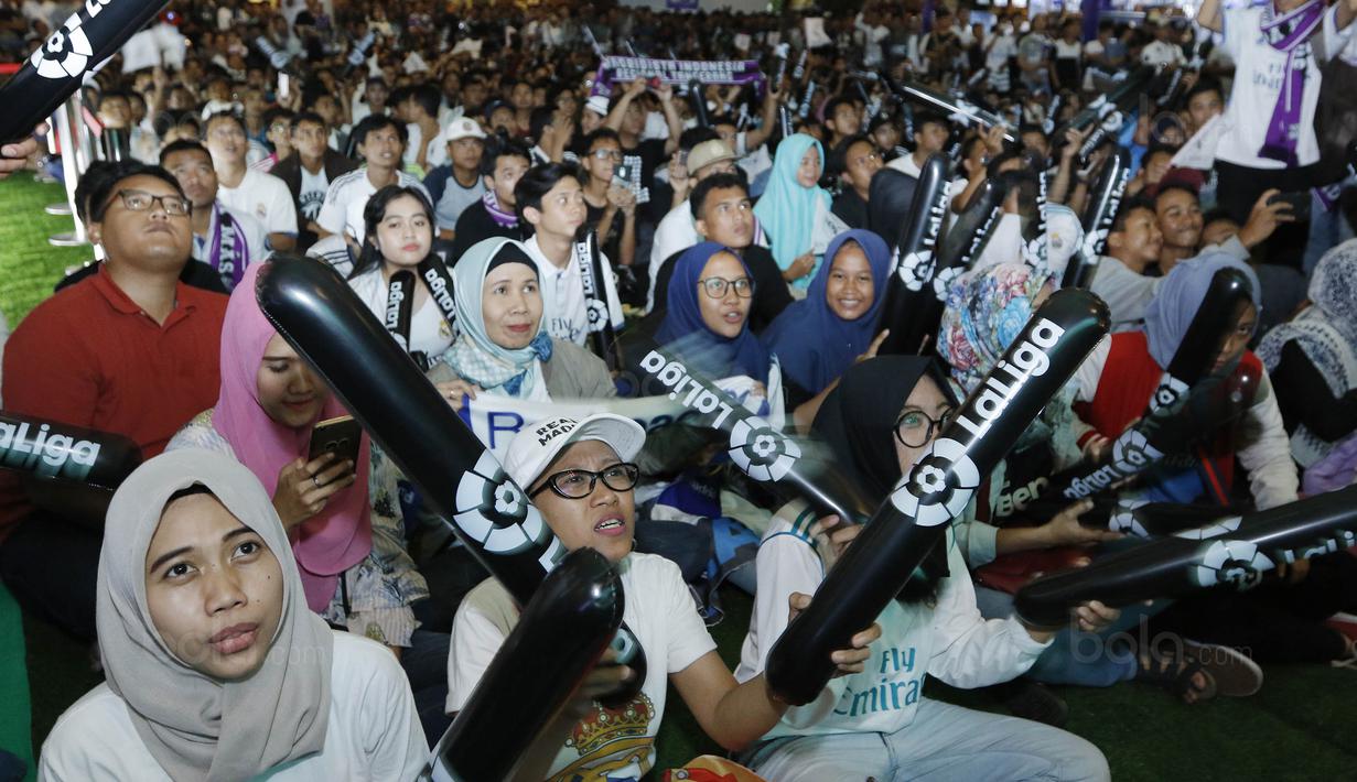 Suporter Real Madrid saat menyaksikan laga El Clasico antara Barcelona melawan Real Madrid saat nobar di Summarecon Mal Serpong, Sabtu (23/12/2017). Barcelona menang 3-0 atas Real Madrid. (Bola.com/M Iqbal Ichsan)