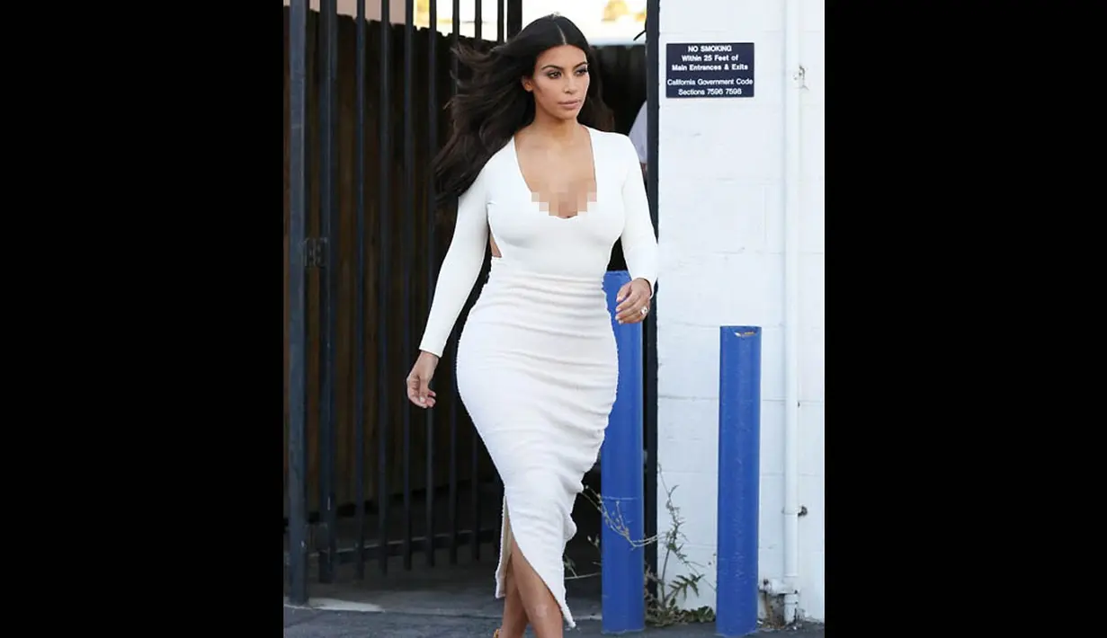 Kim Kardashian tampil sangat seksi saat makan malam bersama sang suami, Kanye west, di Hollywood, Rabu (27/8/14). (Daily Mail)