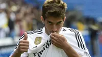 Lucas Silva mengaku bangga bisa berada di klub hebat seperti Madrid. Tampak mencium logo Madrid saat diperkenalkan di Santiago Bernabeu, Madrid, Senin (26/1/2015). (AFP Photo/Pierre P Marcao)
