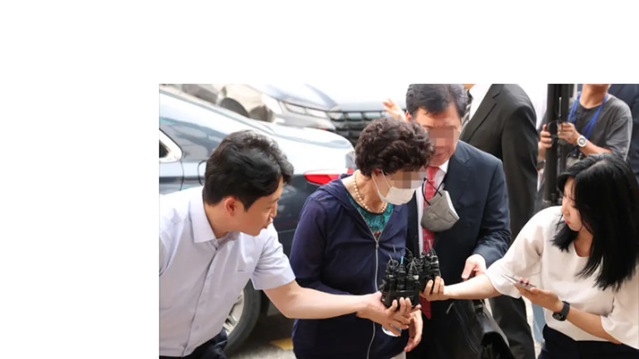 Ibu mertua Presiden Yoon Suk Yeol, Choi Eun-soon memasuki Pengadilan Distrik Euijeongbu di mana hakim memutuskan bandingnya pada Jumat 21 Juli 2023. (Yonhap)