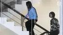 Mantan pilot wanita pertama Indonesia, Tience Sumartini menaiki tangga menuju ruang penyidik KPK, Jumat (16/3). Tience diperiksa terkait kasus suap pengadaan pesawat Airbus SAS dan mesin pesawat Rolls-Royce di PT Garuda Indonesia (Merdeka.com/Dwi Narwoko)