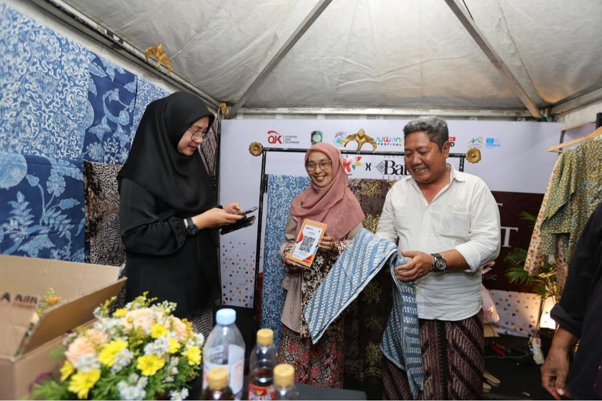 Pemkab Banyuwangi dan OJK Dorong Literasi Keuangan Masyarakat Lewat Batik Festival