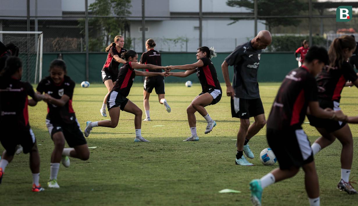 Para pemain Timnas Indonesia melakukan latihan jelang Kualifikasi Piala Asia 2026 yang berlangsung di lapangan latih Jakarta International Stadium (JIS), Jakrata Utara, Jumat (20/06/2025). (Bola.com/Bagaskara Lazuardi)