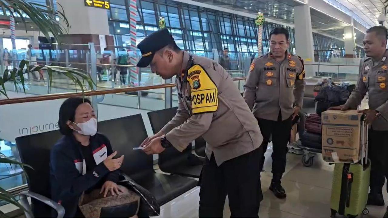 kapolres belikan tiket pesawat korban penipuan