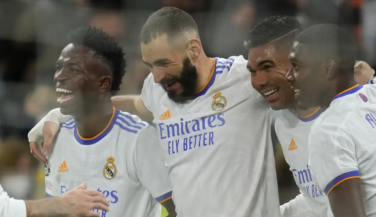Real Madrid berhasil menang 2-1 atas tamunya Shakhtar Donetsk dalam laga yang digelar di Santiago Bernabeu, Rabu (3/11/2021). Atas kemenangan ini Los Blancos memimpin klasemen Grup D dengan 9 poin, unggul 2 poin dari Inter Milan di posisi kedua. (AP/Manu Fernandez)
