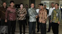Ketua BPK Harry Azhar Azis (kedua kanan) berjabat tangan dengan Ketua KPK Agus Raharjo (ketiga kanan) saat melakukan pertemuan singkat antara KPK dan BPK di kantor BPK, Jakarta, Rabu (13/1). (Liputan6.com/Johan Tallo)