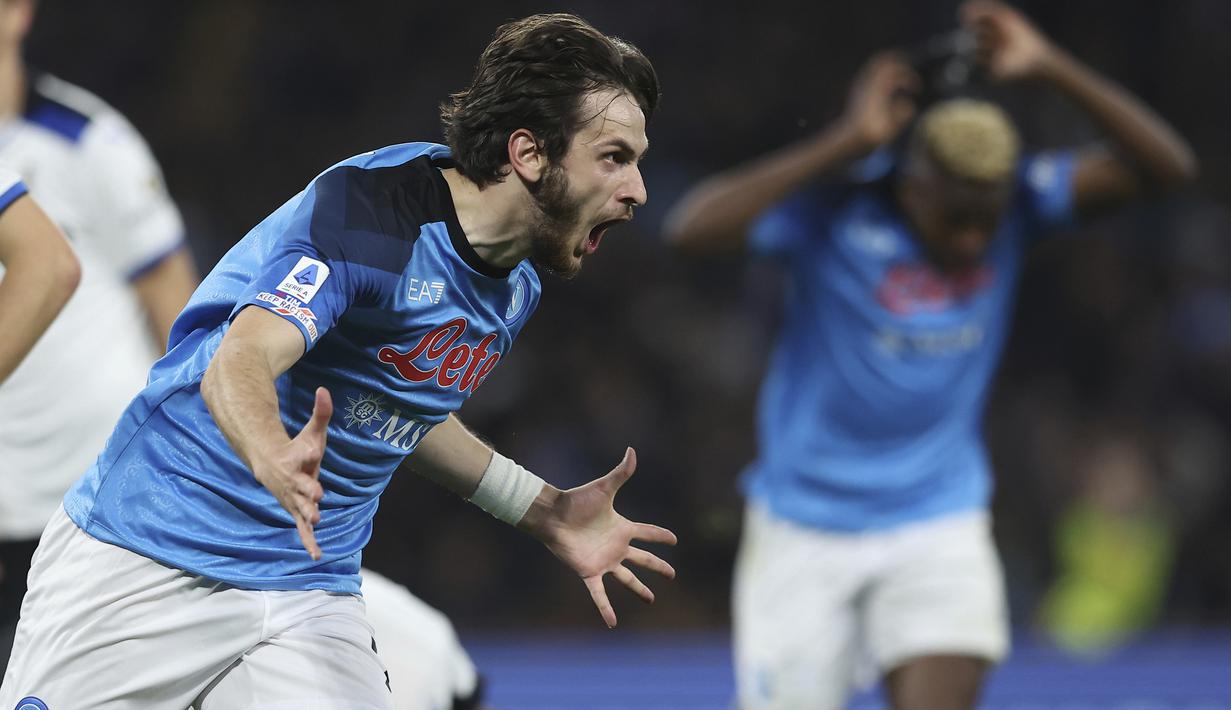Selebrasi striker Napoli, Khvicha Kvaratskhelia setelah mencetak gol pertama timnya ke gawang Atalanta pada laga pekan ke-26 Liga Italia 2022/2023 di Diego Armando Maradona Stadium, Naples, Minggu (12/3/2023) dini hari WIB. (LaPresse via AP Photo/Alessandro Garofalo)