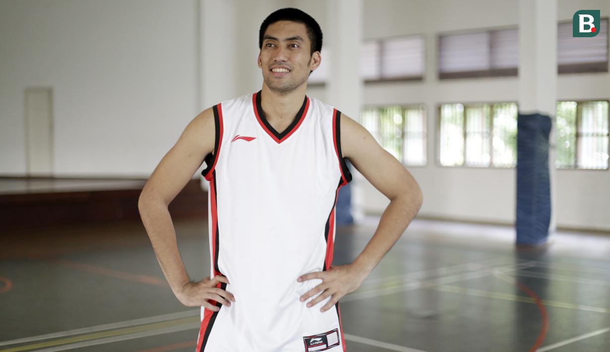 Pebasket Indonesia, Cristiano Ronaldo Sitepu, berpose saat sesi pemotretan di Jakarta, Sabtu (23/6/2018). Ronaldo merupakan pemain andalan di klub Satria Muda dan timnas basket Indonesia. (Bola.com/M Iqbal Ichsan)