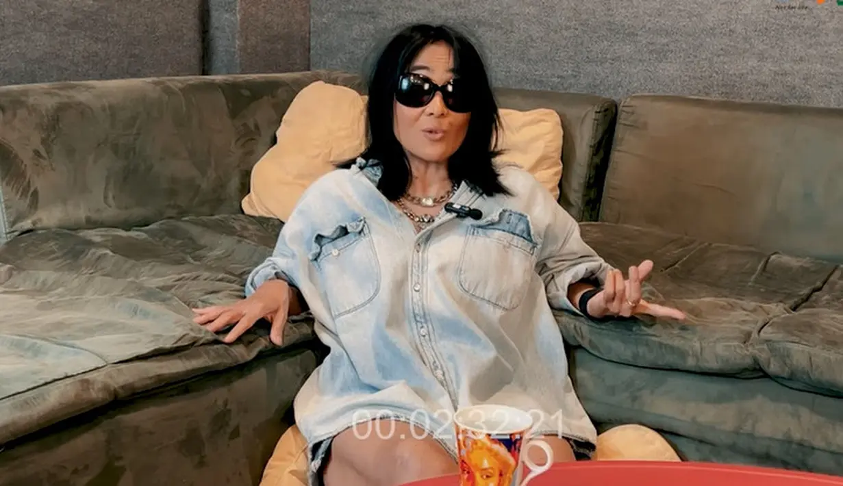 "Paling dibelin pecel, sego pecel (nasi pecel), tenan iki (benar ini). Dibeliin sego pecel sama kolak, sudah happy jaman itu, aku sudah senang banget pokoknya," kenang Atiek CB sambil tertawa. [Youtube/Ferdy ELEMENT]