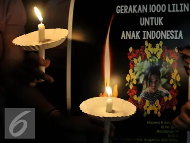Sejumlah elemen masyarakat menggelar aksi simpatik dan doa bersama untuk Angeline dengan menyalakan lilin di Bundaran HI, Jakarta, Kamis (11/6/2015). Mereka meminta pemerintah bersikap tegas kepada pelaku kekerasan anak. (Liputan6.com/Johan Tallo)