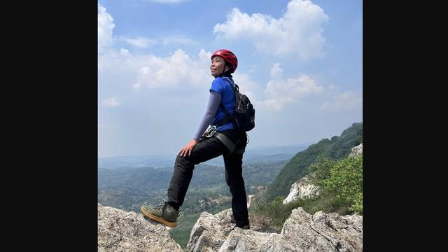 Pendaki Lilie Wijayati Poegiono meninggal dunia di Puncak Jaya atau Carstensz, Papua.