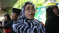 Yati Pesek ikut melayat dan mengantarkan almarhumah Djudju ke pemakaman. (Foto: Reza Kuncoro)