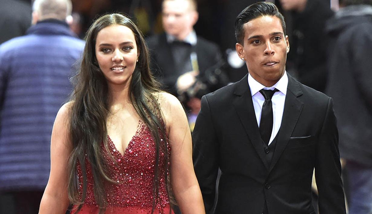 Pesepak bola Brasil, Wendell Lira (kanan), bersama sang kekasih saat menghadiri acara penganugerahan penghargaan FIFA Ballon d'Or 2015 di Zurich, Swiss, Senin (11/1/2016). (AFP/Michael Buholzer)