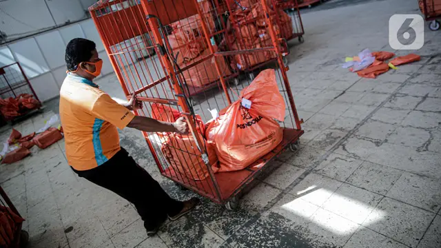 FOTO: Jelang Lebaran, Pengiriman Paket Via Pos Naik 20 Persen