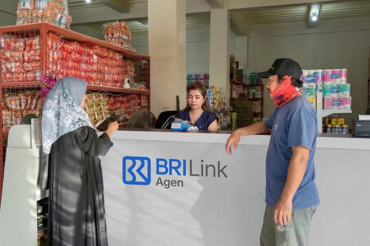 BRILink Agen 'Rieche Endah' Bantu Permudah Transaksi Perbankan Warga di Sumbawa