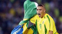 Ronaldo - Model rambut Ronaldo ini sangat ikonik saat Piala Dunia 2002 berlangsung di Korea dan Jepang. Tidak hanya mampu mencuri perhatian dengan gaya rambut anehnya, Ronaldo juga berhasil membawa Tim Samba menjadi kampiun di Piala Dunia kala itu. (AFP/Daniel Garcia)