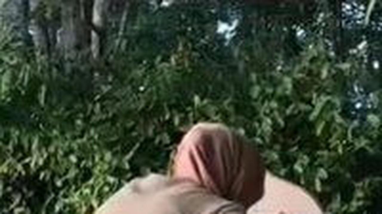 Datangi Makam Ibu yang Terdampak Banjir, Aksi Perempuan Ini Curhat Kesepian Jalani Sahur Sendiri Tuai Haru