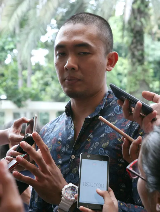 "Kedatangan gue kesini mau bantu Nikita. Karena gue kan yang dicurhatin pertama kali. Gue juga kena (tweet hoax) duluan. Tapi gue langsung klarifikasi aja," kata Uus di Polda Metro Jaya, Selasa (24/10/2017). (Nurwahyunan/Bintang.com)