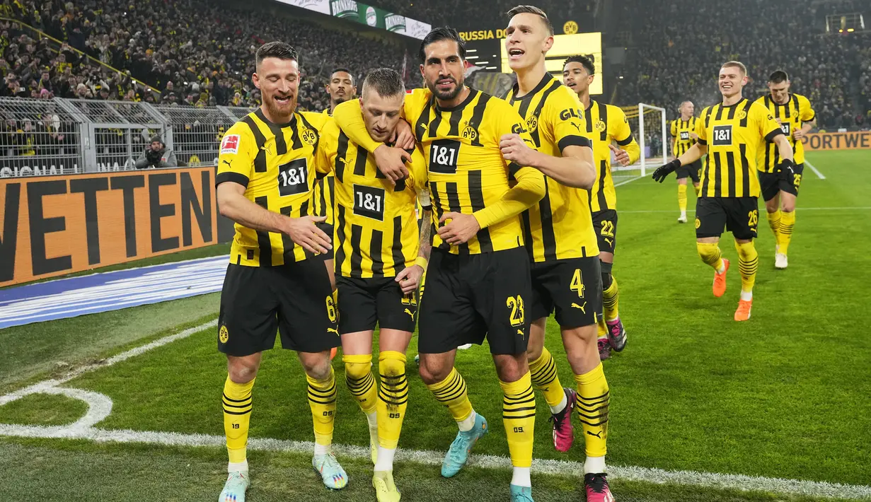 Pemain Borussia Dortmund merayakan setelah Marco Reus mencetak gol penalti yang juga gol pembuka ke gawang RB Leipzig dalam laga pekan ke-23 Bundesliga atau Liga Jerman 2022/2023 di Signal Iduna Park, Sabtu (4/3/2023) dini hari WIB. Kemenangan penting berhasil diamankan Borussia Dortmund saat menjamu RB Leipzig. (AP Photo/Martin Meissner)
