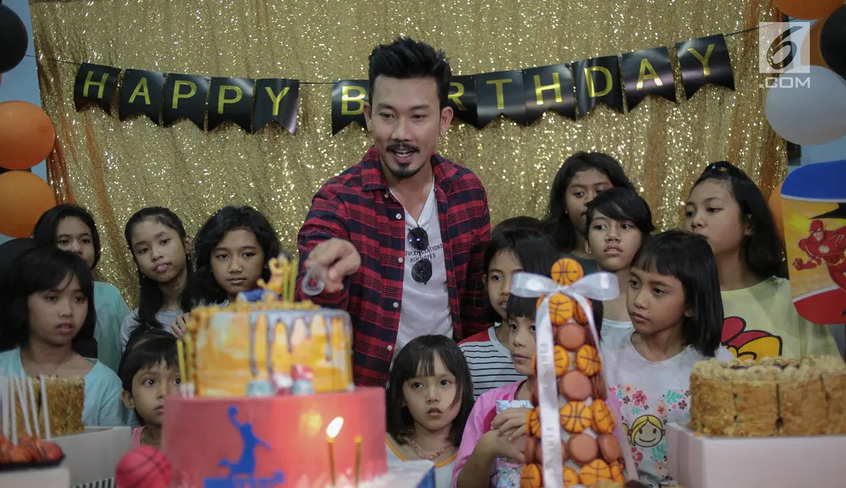 Aktor Denny Sumargo memotong kue ditemani anak-anak saat merayakan ulang tahunnya yang ke-37 di Panti Asuhan Dorkas, Jakarta, Kamis (11/10). (Liputan6.com/Faizal Fanani)