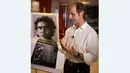 Joseph Leberer, mantan fisioterapis tim F1 Mclaren membuka buku tentang Ayrton Senna di Institut Ayrton Senna di Sao Paulo, Brasil. (AFP/Alexandre Schneider)