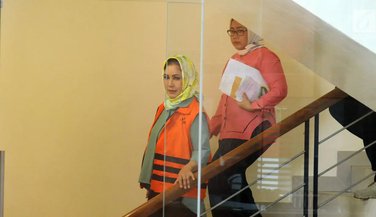 Siti Masitha Soeparno menuruni tangga Gedung KPK, Jakarta, Kamis (14/9). SMS diperiksa terkait dugaan suap pengelolaan dana jasa kesehatan di RSUD Kardinah dan pengadaan barang jasa Pemerintah Kota Tegal TA 2017. (Liputan6.com/Helmi Fithriansyah)