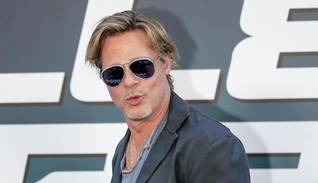 Brad Pitt tiba pada pemutaran perdana film Bullet Train di Paris, Prancis, 18 Juli 2022. Brad Pitt menata rambutnya dengan gaya floppy alami. (AP Photo/Lewis Joly)