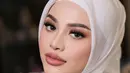 Cantiknya Aurel yang memadukan outfitnya yang serba putih dengan riasan bernuansa nude kecokelatan. Warna cokelat muda yang lembut membaur sempurna di kulit Aurel. [Foto: Instagram/makeupbylaode]