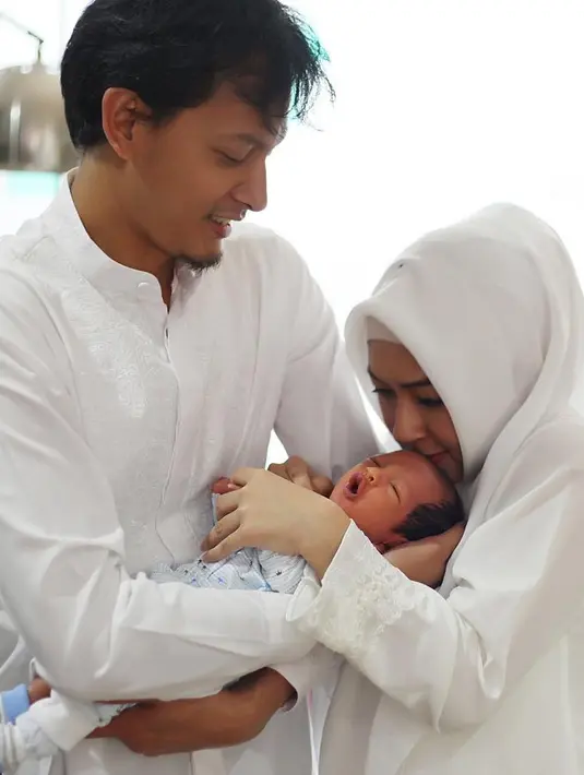 Potret kemesraan dan keharmonisan saat dipinggir pantai di Bali, yang diunggah oleh Fedi Nuril, menuai banjir pujian. Potret keharmonisan keluarga ini membuat iri warganet. (Instagram/fedinuril)