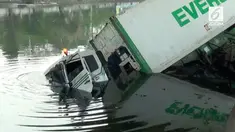 Sebuah truk trailer bermuatan kontainer terjun ke kali Ancol, di jalan RE Martadinata, Pademangan Jakarta Utara.
