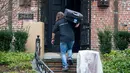 Pekerja memindahkan barang-barang keluarga Presiden Barack Obama ke rumah sewaan di lingkungan Kalorama dari Washington, 17 Januari 2017. Obama dan keluarga akan menempati rumah sewaan seharga USD 4,3 juta alias Rp 57,3 miliar. (AP Photo/Cliff Owen)