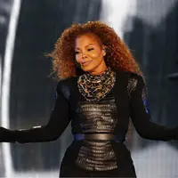 Janet Jackson tengah ramai disiarkan soal perpisahannya dengan sang suami, Wissam Al Mana. Meskipun berada di proses perceraian, namun Janet tetap menikmati hidupnya dengan mengikuti alunan musik di sebuah konser. (AFP/Bintang.com)