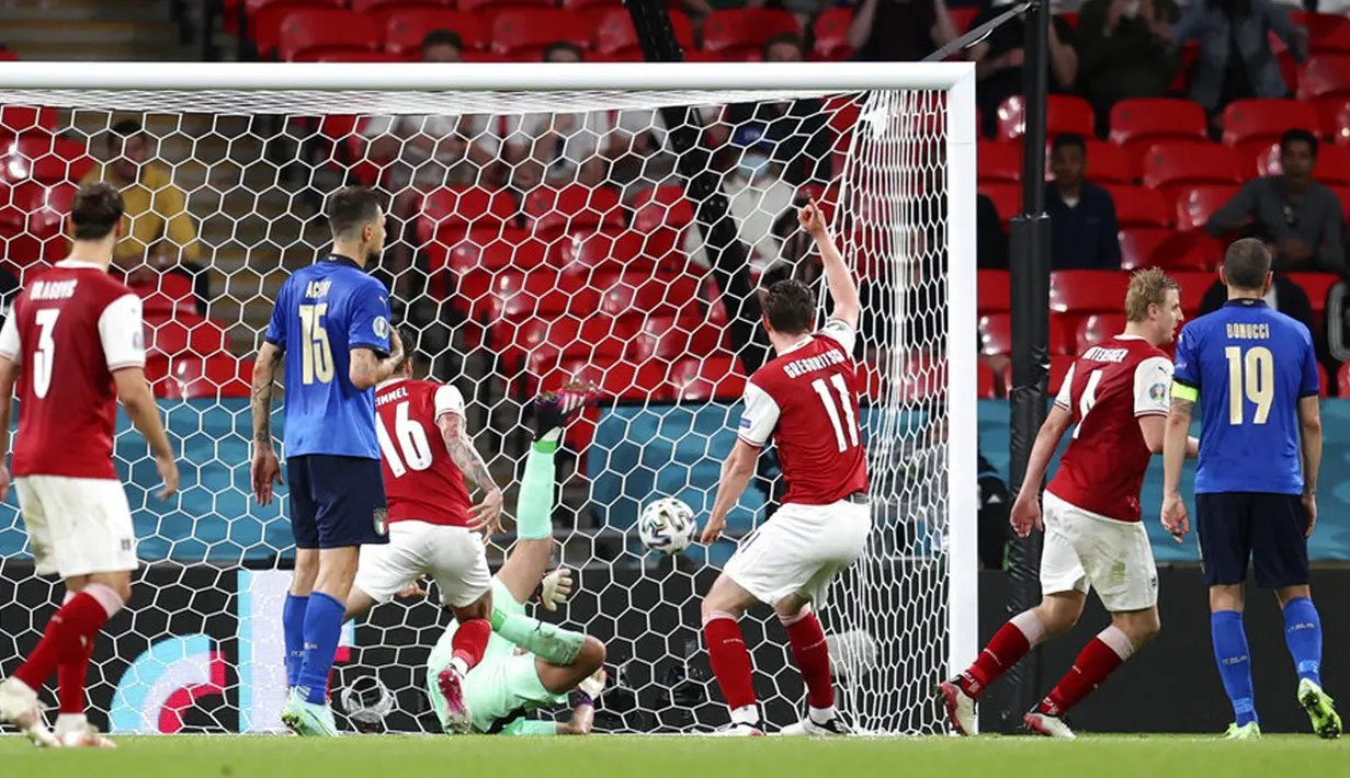 Penjaga gawang Italia Gianluigi Donnarumma menerima gol dari pemain Austria Sasa Kalajdzic pada pertandingan babak 16 besar Euro 2020 di Stadion Wembley, London, Inggris, Sabtu (26/6/2021). Italia menang 2-1. (Catherine Ivill/Pool via AP)