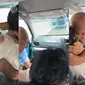 Momen Menegangkan di Pinggir Jalan Tol: Sopir Taksi Selamatkan Teman dari Angin Duduk dengan Keahlian Tak Terduga! (TikTok Ombotak)