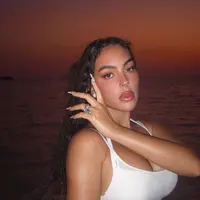 Georgina Rodriguez dengan Gaya Athleisure sambil pamer cincin dari Ronaldo. [@georginagio]