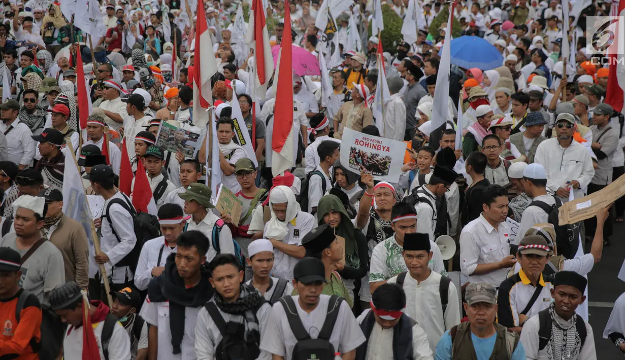 Peserta Aksi 169 Bela Rohingya memadati kawasan Patung Kuda, Jakarta Pusat, Sabtu (16/9). Mereka membawa sejumlah spanduk yang bertuliskan seruan untuk menghentikan kekerasan terhadap etnis Rohingya di Rakhine, Myanmar. (Liputan6.com/Faizal Fanani)