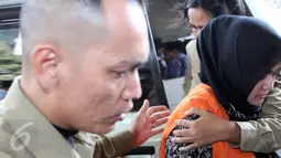  Petugas saat mengawal Istri Gubernur Sumatera Utara Evy Susanti tiba di Gedung KPK, Jakarta, Rabu (5/8/2105).  Evy menjalani pemeriksaan perdana usai menjadi tahanan KPK sebagai saksi untuk tersangka OC Kaligis. (Liputan6.com/Helmi Afandi) 