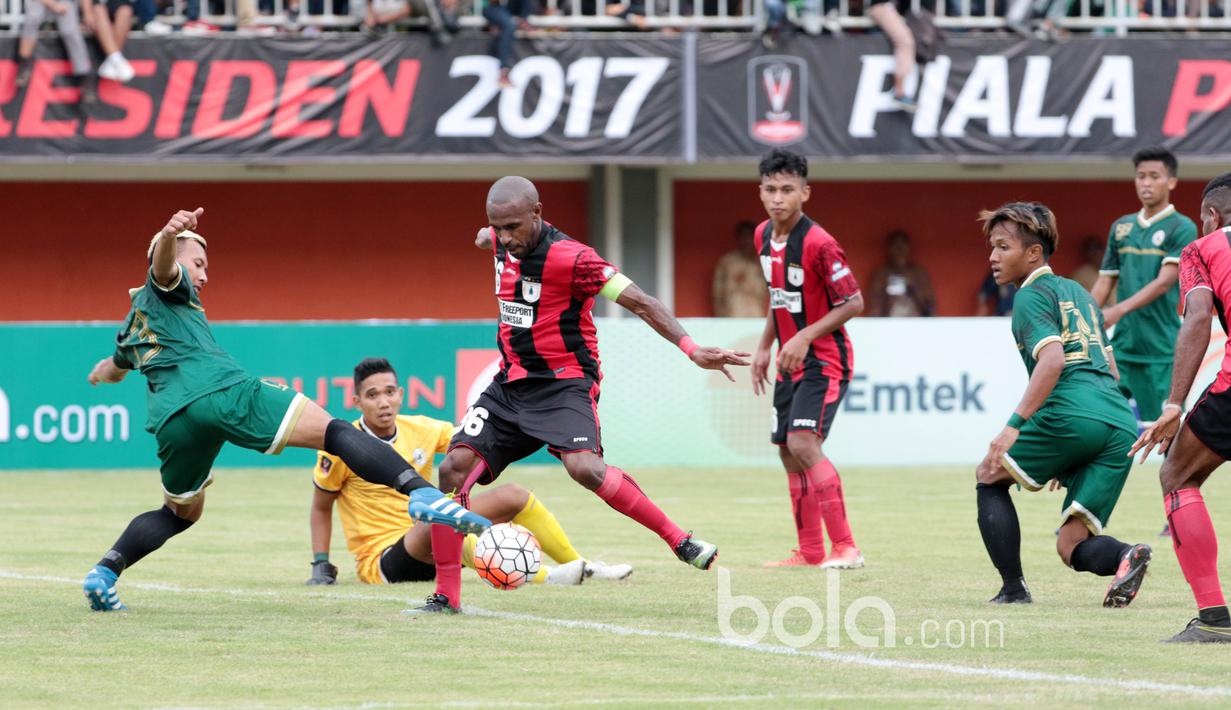 Kapten Persipura, Boaz Solossa mencoba melepaskan tembakan melewati pemain PSS Sleman pada partai pembuka  Piala Presiden 2017 di Stadion Maguwoharjo, Sleman, Sabtu (4/2/2017). (Bola.com/Nicklas Hanoatubun)