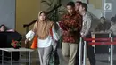 Anggota Komisi A DPRD Kabupaten Kebumen Dian Lestari Pertiwi Subekti (DL) dikawal petugas usai menandatangani perpanjangan penahanan 30 hari kedepan di gedung KPK, Jakarta, Jumat (11/5). (Merdeka.com/Dwi Narwoko)