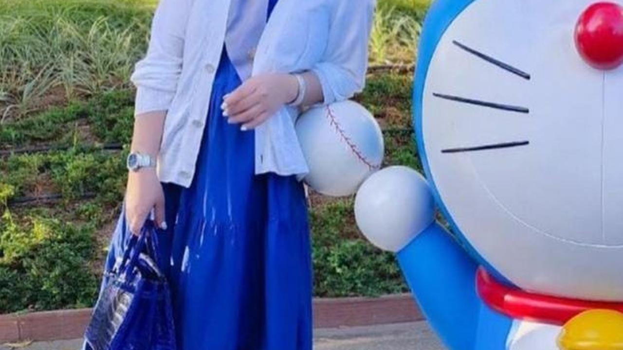 Syahrini juga selalu tampil dengan gaya yang senada.
Seperti saat berfoto dengan patung Doraemon, Ia tampak mengenakan baju dan membawa tas Hermes warna biru serta kacamata berwarna hitam.