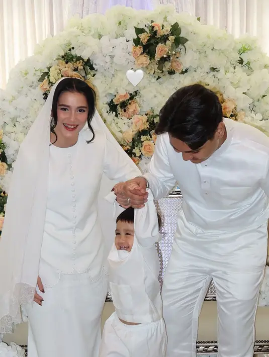 Momen ini menjadi lebih istimewa karena kehadiran putra Yasmine yang terlihat nyaman berada di sisi Arifin. Dalam salah satu foto, Arifin dengan penuh kasih membangun interaksi dengan sang anak, menunjukkan bahwa ia tidak hanya menerima Yasmine, tetapi juga siap menjadi bagian dari keluarga kecilnya. Kedekatan ini menjadi bukti bahwa hubungan mereka bukan sekadar antara dua insan, tetapi juga menyatukan hati yang lebih luas. (Liputan6.com/IG/@yxsmine.ow)