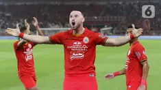 Pemain Persija Masko Simic melakukan selebrasi usai mencetak gol ke gawang Geylang International FC pada pertandingan persahabatan di SUGBK, Jakarta, Minggu (23/2/2020). Persija membungkam Geylang 3-1. (Liputan6.com/Angga Yuniar)