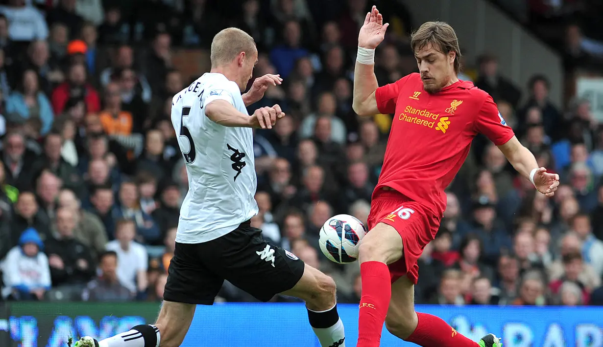 Sebastian Coates. Bek tengah Uruguay berusia 31 tahun yang sejak tengah musim 2016/2017 berseragam Sporting Lisbon ini menjadi salah satu pemain Uruguay yang mampu meraih trofi di Liga Inggris. Ia melakukannya bersama Liverpool yang diperkuatnya selama 2 musim mulai 2011/2012 hingga 2012/2013 usai didatangkan dari Nacional. Ia sukses meraih 1 gelar, yaitu Piala Liga 2011/2012. Bersama The Reds ia total tampil dalam 24 laga di semua ajang dengan torehan 2 gol dan 1 assist. (AFP/Carl Court)
