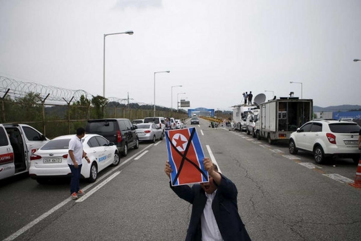 Protes anti-Korut, massa Korsel robek bendera Kim Jong-un